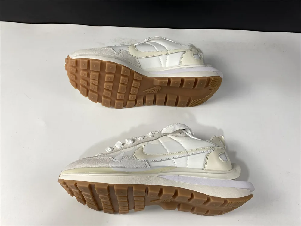 Nike Sacai x Vaporwaffle White “Full White” — photo 2 of 19