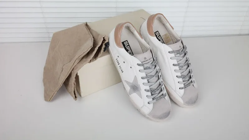 Golden Goose Golden Goose White Beige 韩国热卖爆款 明星最爱穿 纯手工 高级定制 情 “White Gold” — photo 9 of 9