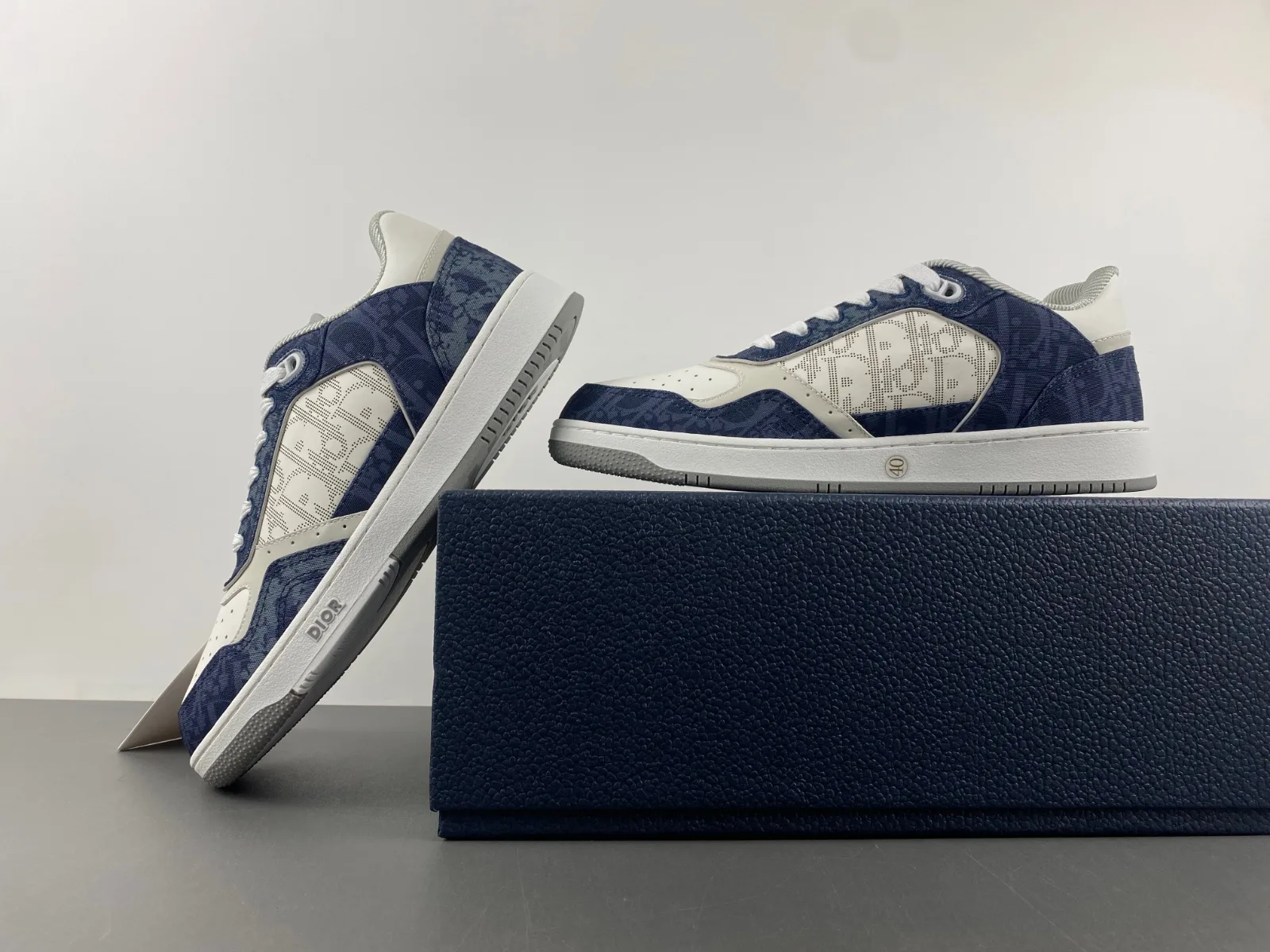 Dior B27 Low Dior Oblique Galaxy “White Dark Blue” — photo 1 of 17