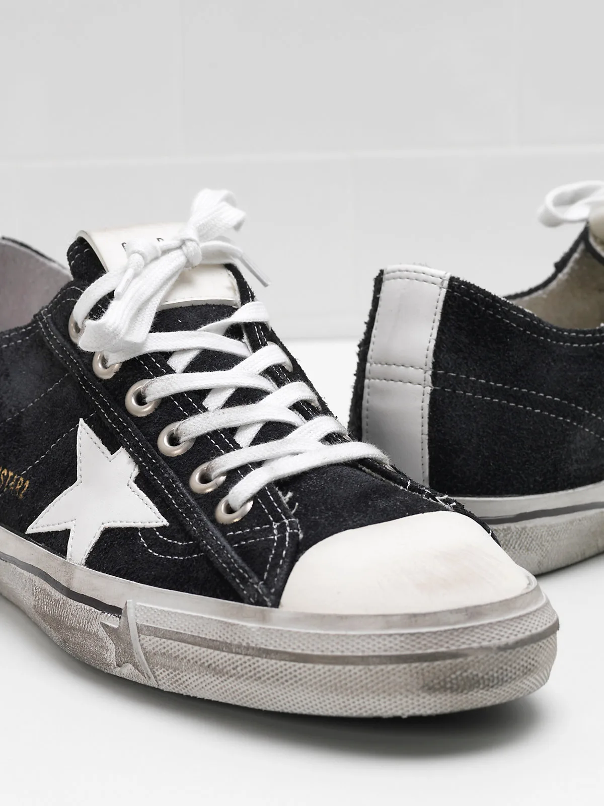 Golden Goose V-star 2 Sneakers G30ms639.l9 Calf Suede Upper S — photo 1 of 4